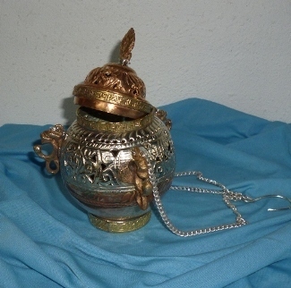 Swiveling incense burner with ornaments