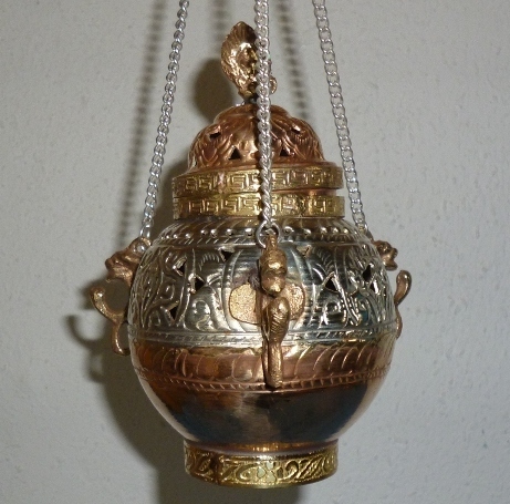 Swiveling incense burner with ornaments