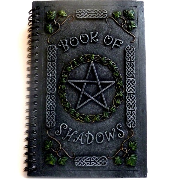 Buch der Schatten mit Pentagramm