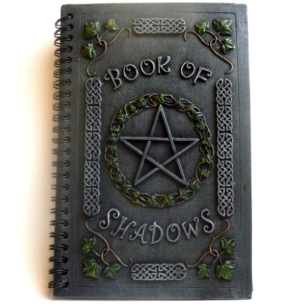 Buch der Schatten mit Pentagramm